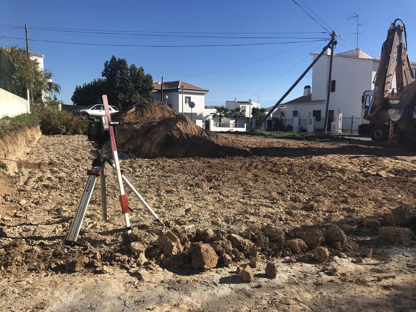 Implantação do terreno com equipamento de topografia