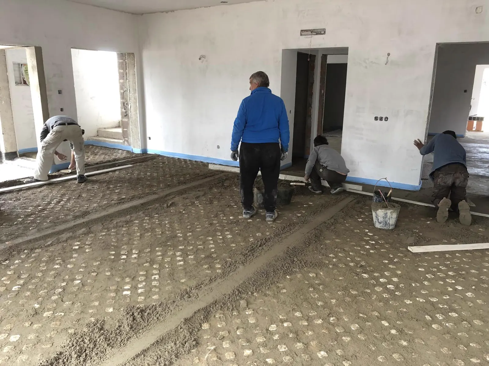 Preparação do pavimento técnico no interior