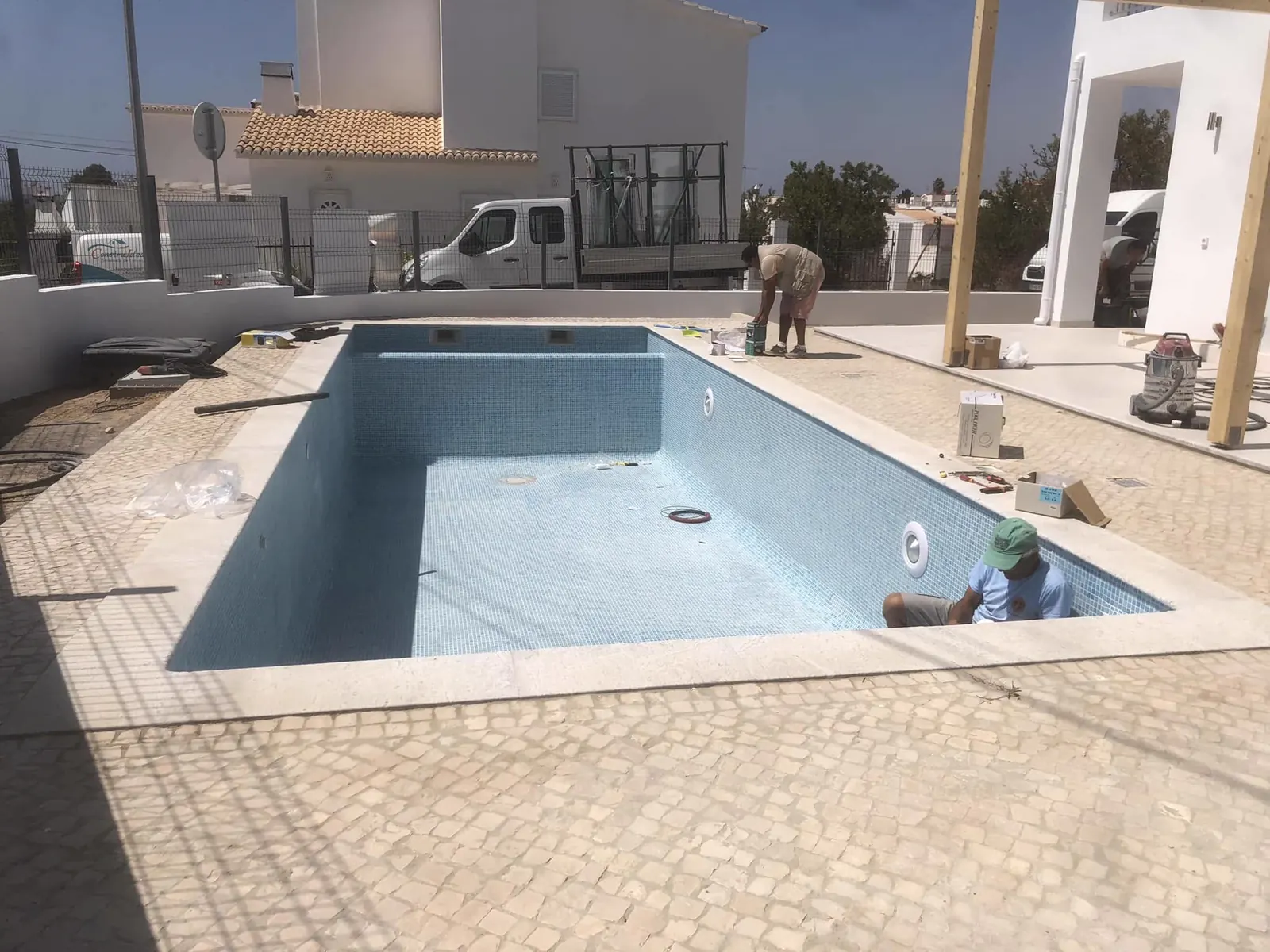 Acabamentos de piscina em execução