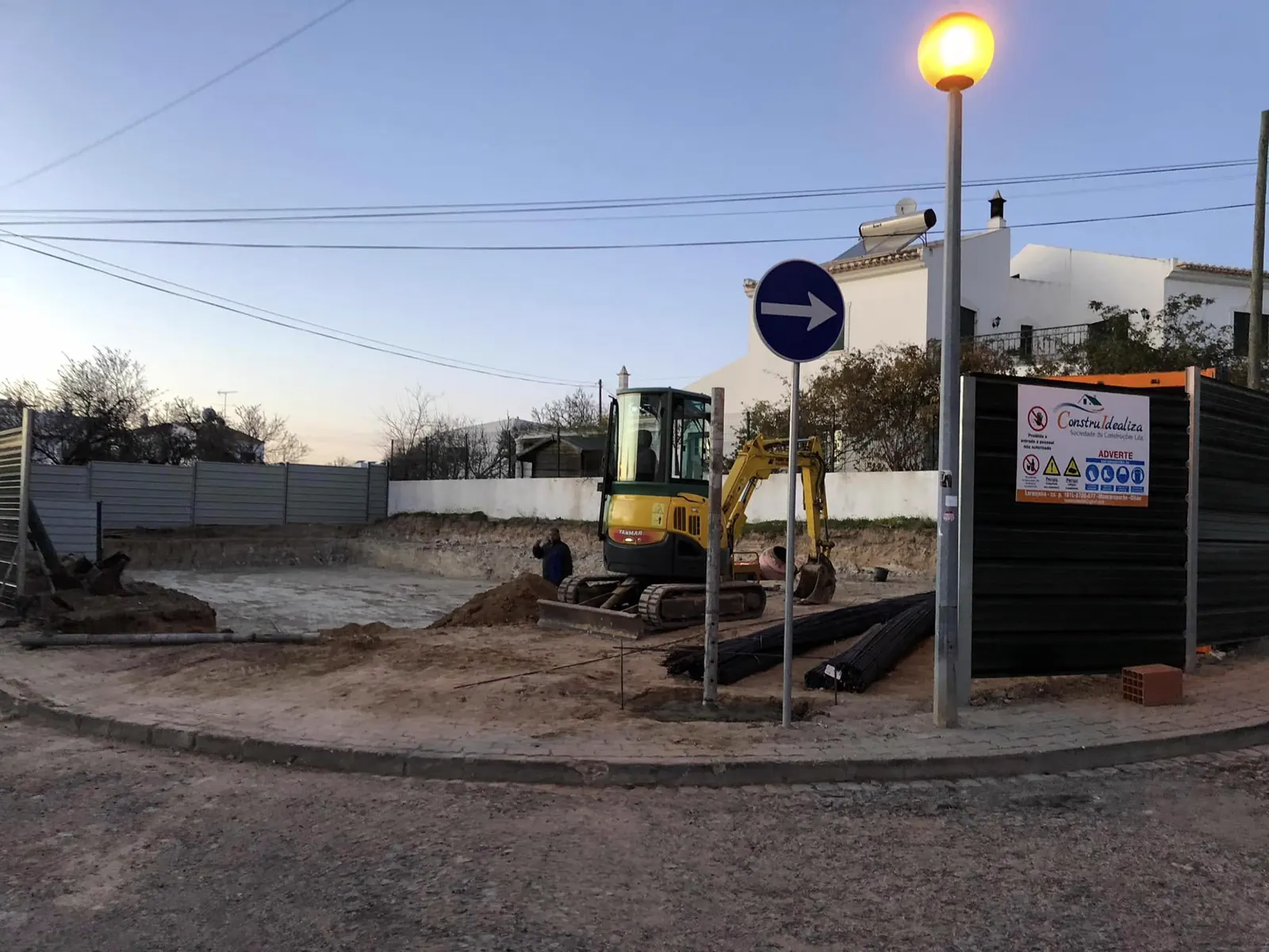 Escavação do terreno no início da construção