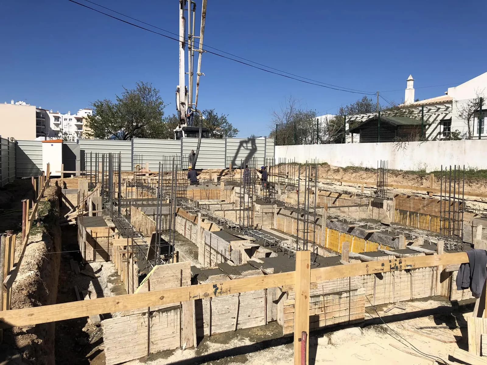 Cofragem e betonagem das fundações da moradia