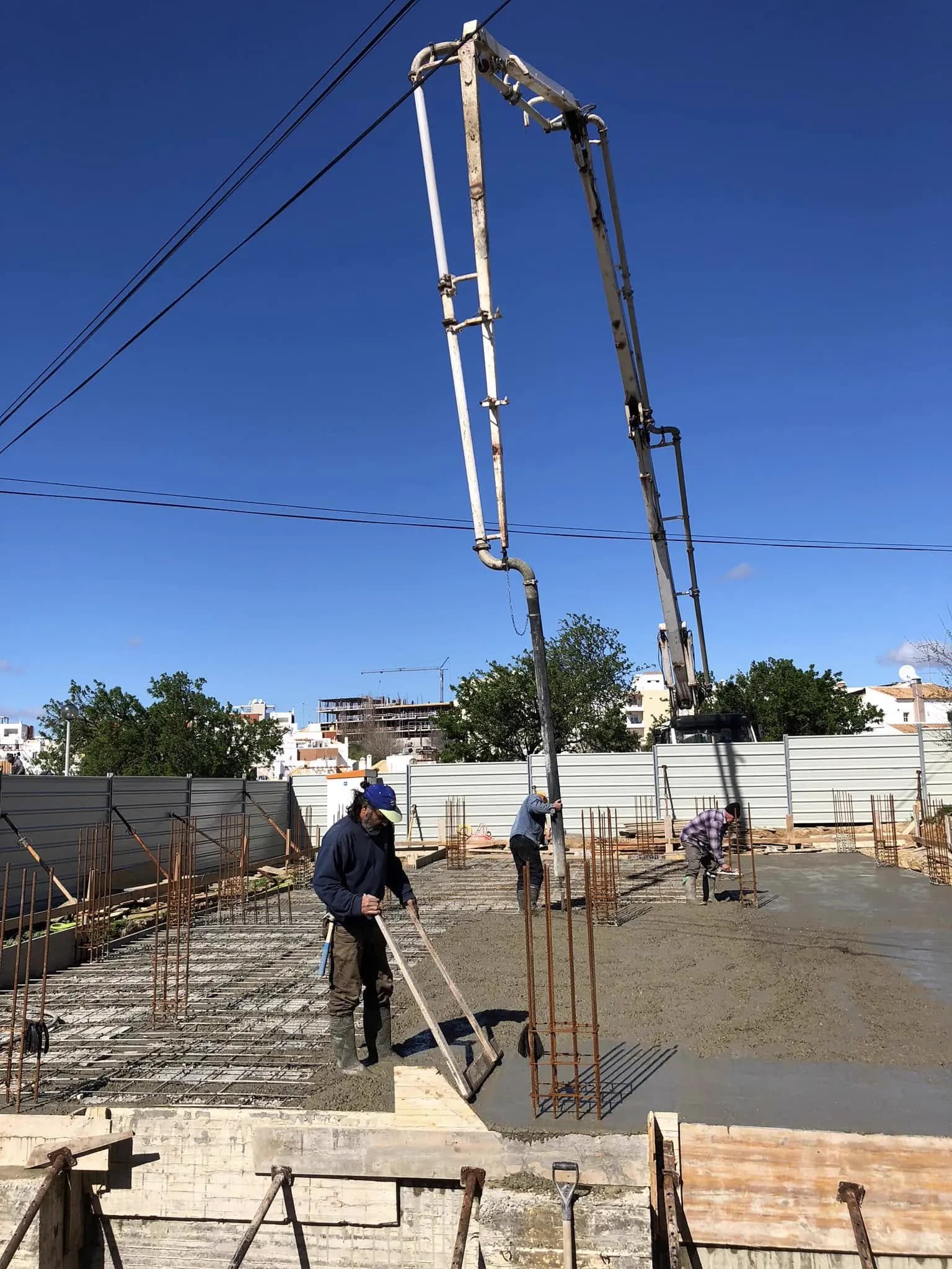 Equipa a executar a betonagem da estrutura