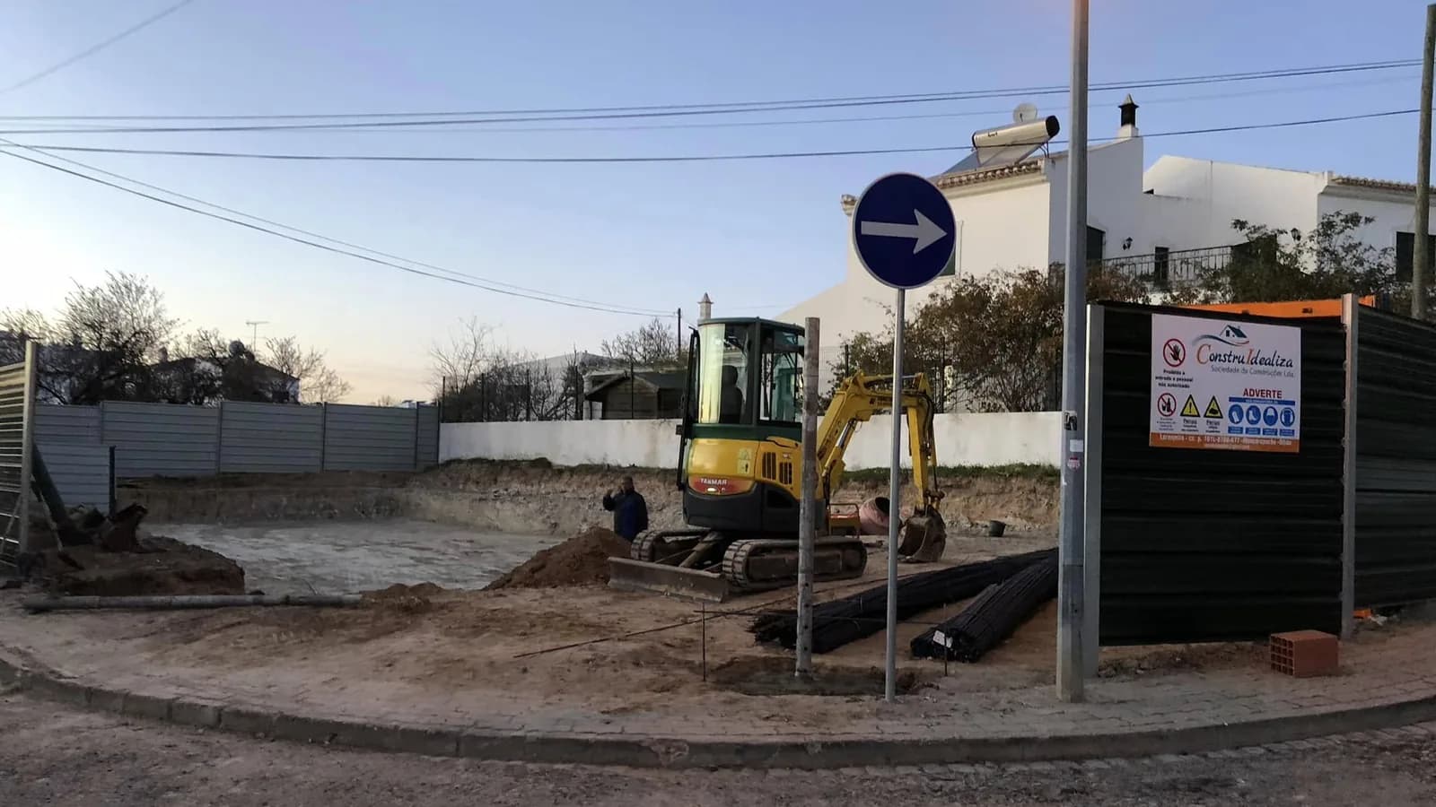 Terreno em escavação com giratória, antes do início da construção